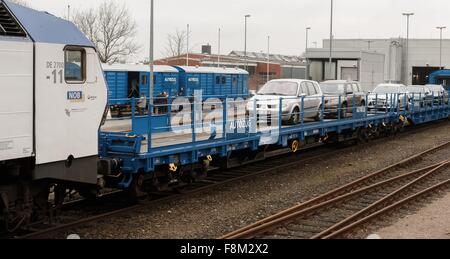 Kiel, Deutschland. 10. Dezember 2015. Ein Autozug betriebenen privaten Eisenbahngesellschaft RDC Deutschland in Kiel, Deutschland, 10. Dezember 2015 abgebildet. Der Betreiber plant ab Januar 2016 Autos vom Festland nach Sylt auf dem neuen flachen Wagen, im Wettbewerb mit der Deutschen Bahn zu transportieren. Foto: MARKUS SCHOLZ/DPA/Alamy Live-Nachrichten Stockfoto