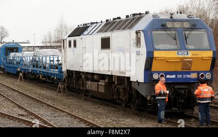 Kiel, Deutschland. 10. Dezember 2015. Ein Autozug betriebenen privaten Eisenbahngesellschaft RDC Deutschland in Kiel, Deutschland, 10. Dezember 2015 abgebildet. Der Betreiber plant ab Januar 2016 Autos vom Festland nach Sylt auf dem neuen flachen Wagen, im Wettbewerb mit der Deutschen Bahn zu transportieren. Foto: MARKUS SCHOLZ/DPA/Alamy Live-Nachrichten Stockfoto