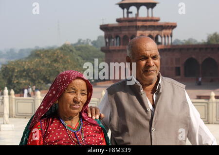 DELHI, Indien - 26 NOV: Paar indische posieren für ein Foto im Taj Mahal in Delhi am 26. November 2012 Stockfoto