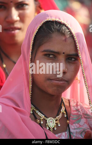 Pushkar, Indien, 28. November 2012: Schöne indische Mädchen mit einem rosa Schleier und der traditionellen indischen Tilak in Pushkar fair, in t Stockfoto