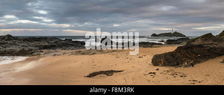 Atemberaubenden Sonnenaufgang Landschaft von Godrevy Leuchtturm an der Küste von Cornwall in England Stockfoto