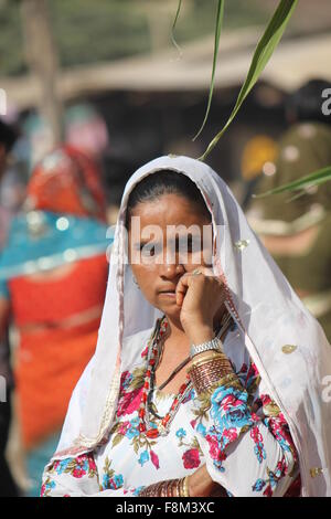 PUSHKAR Indien - 28 NOV: Indische Frau Porträt. Bild aufgenommen am 28. November 2012 in Pushkar Street, während die Fampous Camel Fair Stockfoto