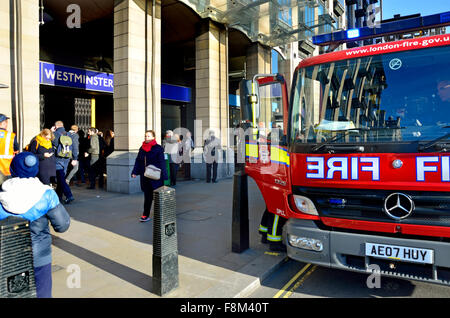 London, England, Vereinigtes Königreich. Feuerwehrauto außerhalb Westminster u-Bahnstation bei einem Feueralarm (Dez. 2015 - Fehlalarm) Stockfoto