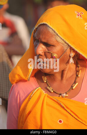 PUSHKAR, Indien - 28 NOV: Senior Indianerin mit gelben Schleier und eine große Nase Kreis wandern in Pushkar Fair im 28. November 2012 Stockfoto
