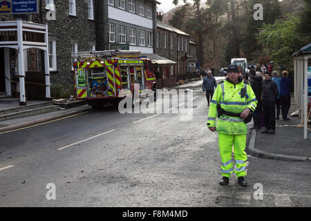 Glenridding, Cumbria, 10. Dezember 2015. Großbritannien Wetter.  Über Nacht Starkregen verursacht mehr Überschwemmungen als den Fluss, der durch das Dorf wieder übergelaufen.  Rettungsdienste hießen in der letzten Nacht, Menschen in Sicherheit zu helfen, als Volkspartei Besitzungen einschließlich Weihnachtsschmuck hinunter die Straße gewaschen wurden. Bagger wurden heute Morgen zur versuchen und Baggern Schutt aus dem Fluss in einem Versuch zu verhindern, dass weitere Überschwemmungen.  Im nahe gelegenen Patterdale könnte Beweis für die Kraft des Wassers vom Sturm Desmond auch gesehen werden, wo Hochwasser durch die Fahrbahn geplatzt. Bildnachweis: David Forster/Alamy Live Ne Stockfoto