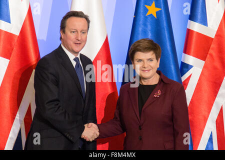 Warschau, Polen. 10. Dezember 2015. Der polnische Premierminister Beata Szydlo begrüßt British Prime Minister David Cameron in der Kanzlei des polnischen Ministerpräsidenten am 10. Dezember 2015 in Warschau, Polen. Bildnachweis: MW/Alamy Live-Nachrichten Stockfoto