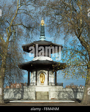 Goldenen Buddha in der Friedenspagode. Battersea Park, London, England Stockfoto