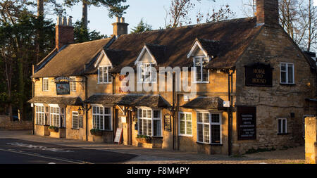 Pferd und Hund Pub. Broadway Cotswolds, Worcestershire, England Stockfoto