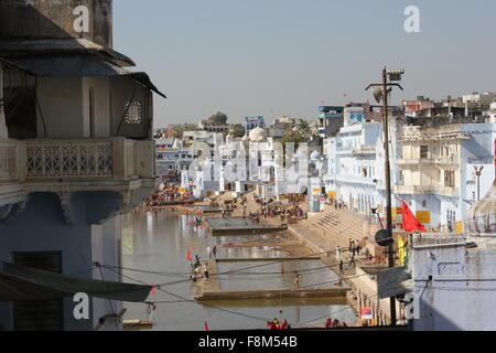 PUSHKAR, Indien - 29 Nov.: Ansicht der Pushkar-See durch Gebäude. Es ist ein heiliger See von der Hindus.Image aufgenommen am November 29 2 Stockfoto