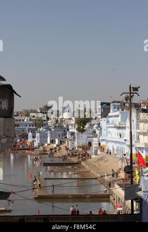 PUSHKAR, Indien - 29 Nov.: Ansicht der Pushkar-See durch Gebäude. Es ist ein heiliger See von der Hindus.Image aufgenommen am November 29 2 Stockfoto