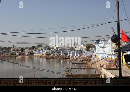 PUSHKAR, Indien - 29 Nov.: Ansicht der Pushkar-See durch Gebäude. Es ist ein heiliger See von der Hindus.Image aufgenommen am November 29 2 Stockfoto