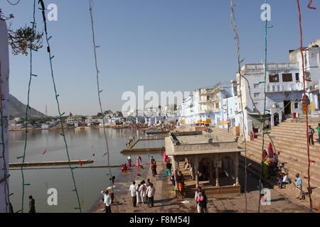 PUSHKAR, Indien - 29 Nov.: Ansicht der Pushkar-See durch Gebäude. Es ist ein heiliger See von der Hindus.Image aufgenommen am November 29 2 Stockfoto