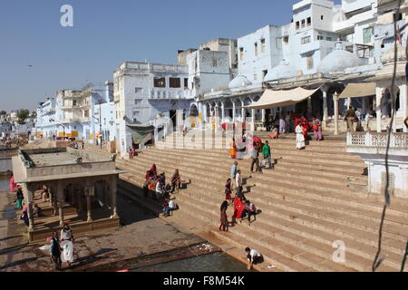 PUSHKAR, Indien - 29 Nov.: Ansicht der Pushkar-See durch Gebäude. Es ist ein heiliger See von der Hindus.Image aufgenommen am November 29 2 Stockfoto