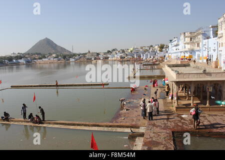 PUSHKAR, Indien - 29 Nov.: Ansicht der Pushkar-See durch Gebäude. Es ist ein heiliger See von der Hindus.Image aufgenommen am November 29 2 Stockfoto