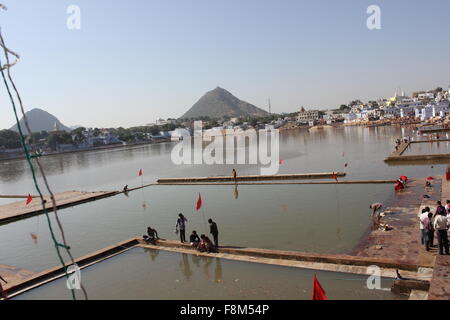 PUSHKAR, Indien - 29 Nov.: Ansicht der Pushkar-See durch Gebäude. Es ist ein heiliger See von der Hindus.Image aufgenommen am November 29 2 Stockfoto