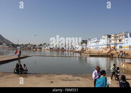 PUSHKAR, Indien - 29 Nov.: Ansicht der Pushkar-See durch Gebäude. Es ist ein heiliger See von der Hindus.Image aufgenommen am November 29 2 Stockfoto