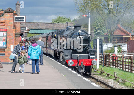 Menschen warten auf Plattform und Dampf Zug ankommen, Quorn und Woodhouse Station, Loughborough, Leicestershire, England Stockfoto