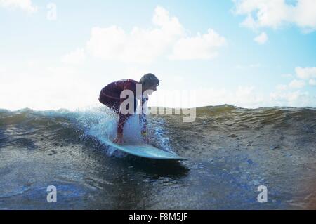 Männliche Surfer Reiten Welle Stockfoto