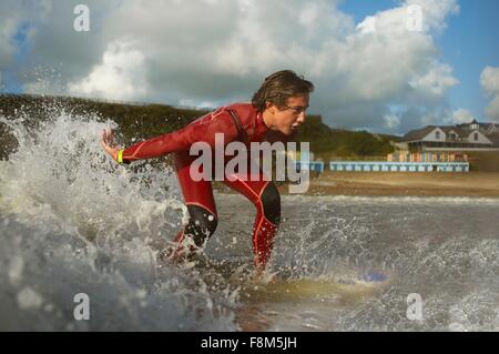 Teenager, Surfen Stockfoto