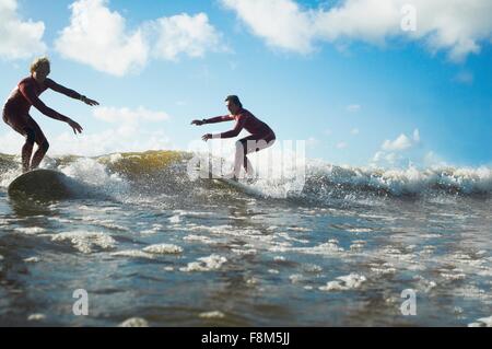 Zwei Surfer auf Welle Stockfoto