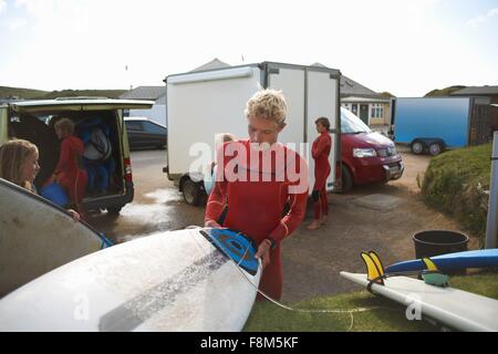 Gruppe von Surfern Auswahl Surfbretter, immer bereit, Surfen Stockfoto