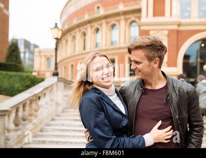 Junges Paar wandernde außen Albert Hall, London, England, UK Stockfoto