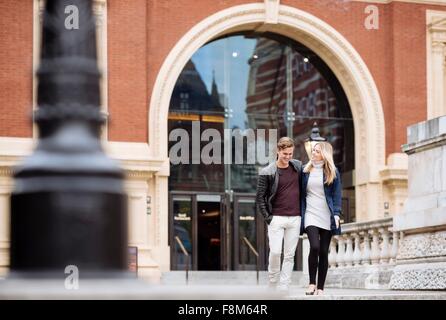 Junges Paar wandernde außen Albert Hall, London, England, UK Stockfoto