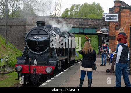 Passagiere und Dampf Zug am Quorn und Woodhouse Station, Loughborough, Leicestershire, England Stockfoto