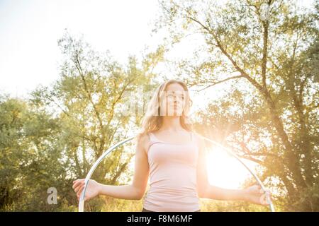 Junges Mädchen in ländlicher Umgebung, mit Hula-Hoop Stockfoto