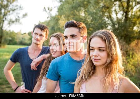 Porträt der Gruppe von Freunden in ländlicher Umgebung, Lächeln Stockfoto