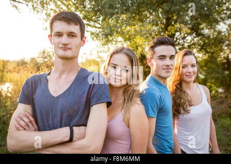 Porträt der Gruppe von Freunden in ländlicher Umgebung, Lächeln Stockfoto