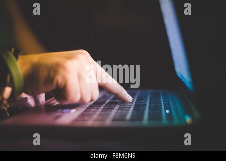 Seitenansicht der Hand Tippen auf Laptop-Computer-Tastatur Stockfoto