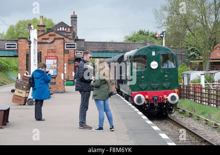 Menschen warten auf Plattform und Diesel Zug ankommen, Quorn und Woodhouse Station, Loughborough, Leicestershire, England Stockfoto