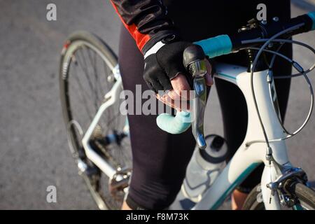 Taille abwärts Blick auf Radfahrer auf dem Fahrrad Stockfoto