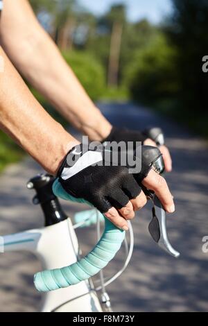 Behandschuhten Händen der Radfahrer am Lenker Stockfoto