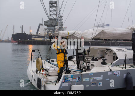 Falmouth, Cornwall, UK. 10. Dezember 2015. Jersey basierte britische Segler, Phil Sharp mit seiner Crew Sean Conway und Boot Besitzer Alex Alley, sind Falmouth heute verlassen, um zu versuchen und einen neuen britischen Rekord für das Segeln von Lands End auf John O Groats gesetzt. Sean "Bart" Conway bereits, einen erstaunlichen Triathlon Schwimmen von John O Groats, Lands End abgeschlossen hat-4,5 Monate, hat es lauschte, und in diesem Jahr lief es. Er wuchs seine berühmten Bart um sich vor Quallen zu schützen, während die Länge des Landes Baden. Stockfoto