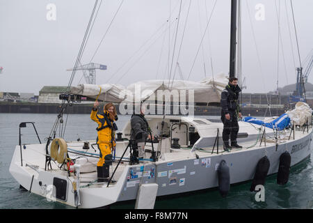 Falmouth, Cornwall, UK. 10. Dezember 2015. Jersey basierte britische Segler, Phil Sharp mit seiner Crew Sean Conway und Boot Besitzer Alex Alley, sind Falmouth heute verlassen, um zu versuchen und einen neuen britischen Rekord für das Segeln von Lands End auf John O Groats gesetzt. Sean "Bart" Conway bereits, einen erstaunlichen Triathlon Schwimmen von John O Groats, Lands End abgeschlossen hat-4,5 Monate, hat es lauschte, und in diesem Jahr lief es. Er wuchs seine berühmten Bart um sich vor Quallen zu schützen, während die Länge des Landes Baden. Stockfoto