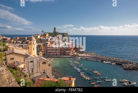 Erhöhten Blick auf Vernazza Dorf und Hafen, Cinque Terre, Italien Stockfoto