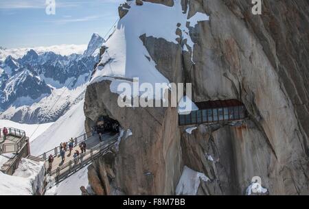 Touristen, die Brücke bei Aguille du Midi, Mont-Blanc, Chamonix, Haute Savoie, Frankreich Stockfoto