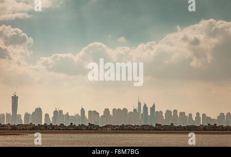 Skyline von Dubai und Villen der Palmeninsel Jumeirah, Dubai, Vereinigte Arabische Emirate Stockfoto