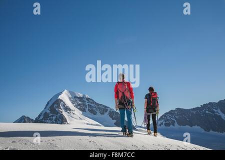 Ansicht von hinten von zwei männlichen Bergsteigern hochschieben, Kanton Bern, Schweiz Stockfoto