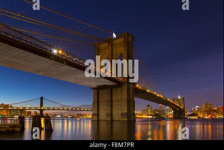 Nachtansicht von Manhattan und Brooklyn Brücke, New York, USA Stockfoto