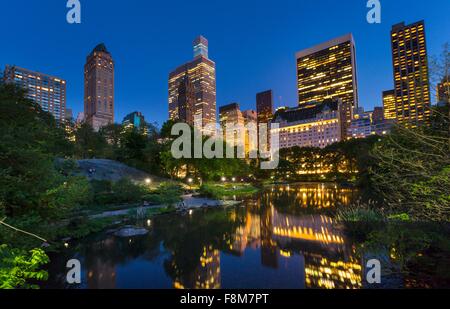 Skyline im Spiegelung See im Central Park in der Nacht, New York, USA Stockfoto