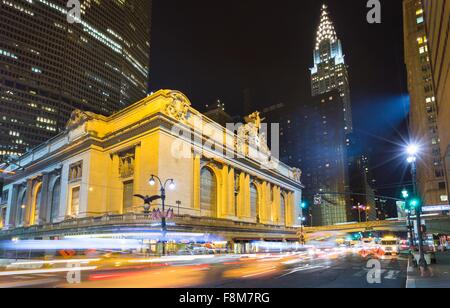 Verkehrsreichen und Grand Central Station in der Nacht, New York, USA Stockfoto