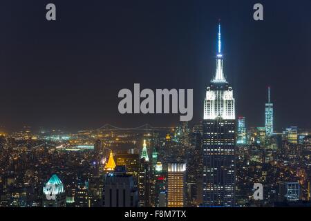 Hohen Winkel Stadtbild von Midtown Manhattan und das Empire State Building bei Nacht, New York, USA Stockfoto