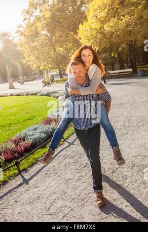 Mann Frau Piggy zurück im Park Stockfoto