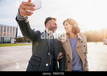 Mitte erwachsenes paar nehmen Selfie auf Handy Stockfoto
