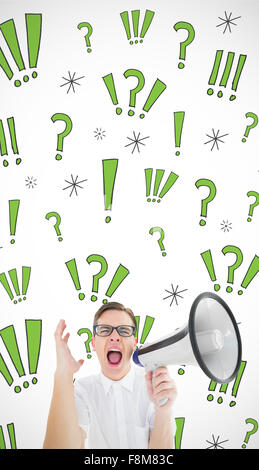 Zusammengesetztes Bild von geeky Geschäftsmann durch Megaphon schreien Stockfoto
