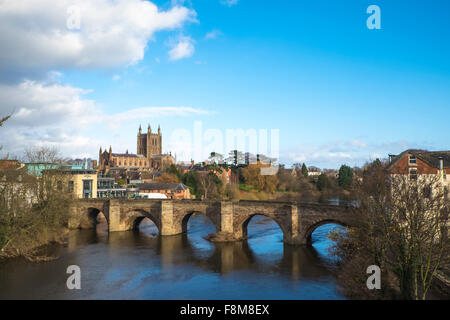 Eine Ansicht der Kathedrale von Hereford Hereford, Brücke und den Fluss Wye. Hereford Herefordshire UK Stockfoto