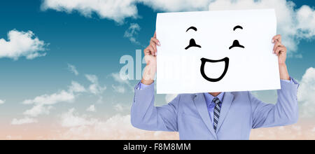 Zusammengesetztes Bild Porträt eines Geschäftsmannes versteckt sein Gesicht hinter einer Blindplatte Stockfoto